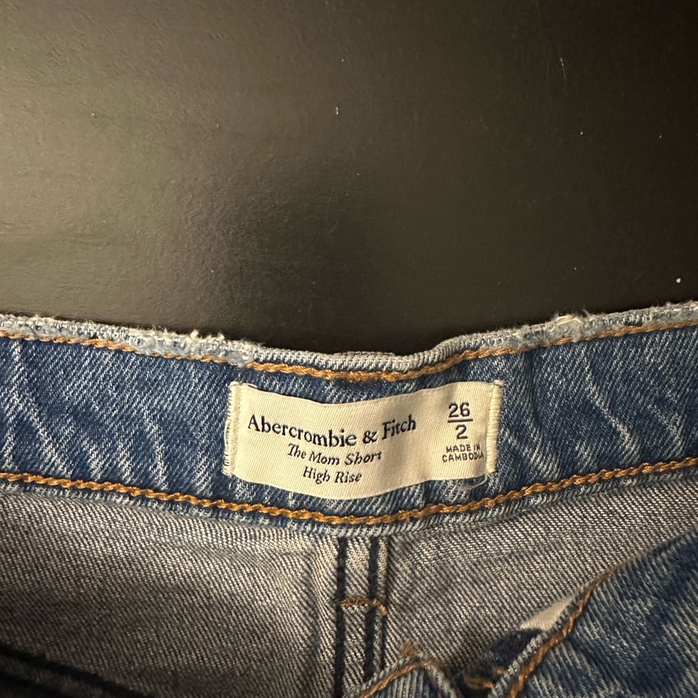 Abercrombie- the mom short, size 26